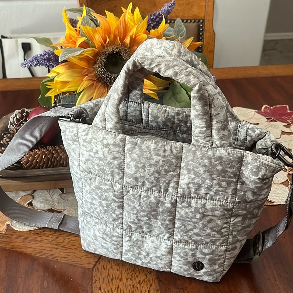Lululemon 5L quilted crossbody